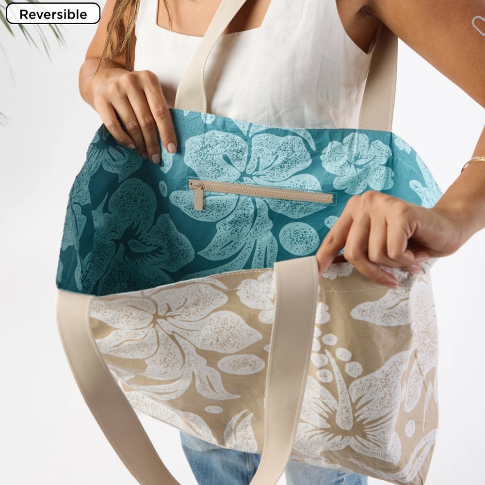 Aloha Collection Holo Holo Reversible tote in Breezy Latte Bag Travel Floral NWT